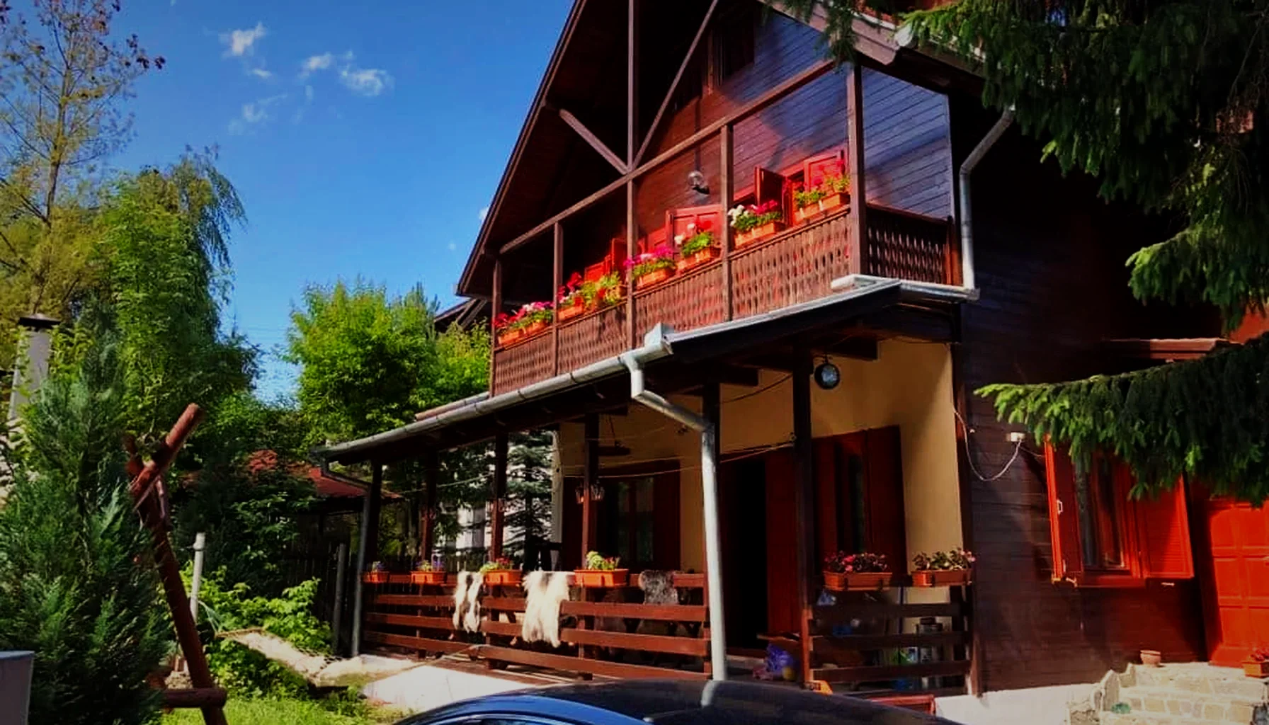 Escapadă în doi la munte în iunie: cabane romantice cu rezervare directă